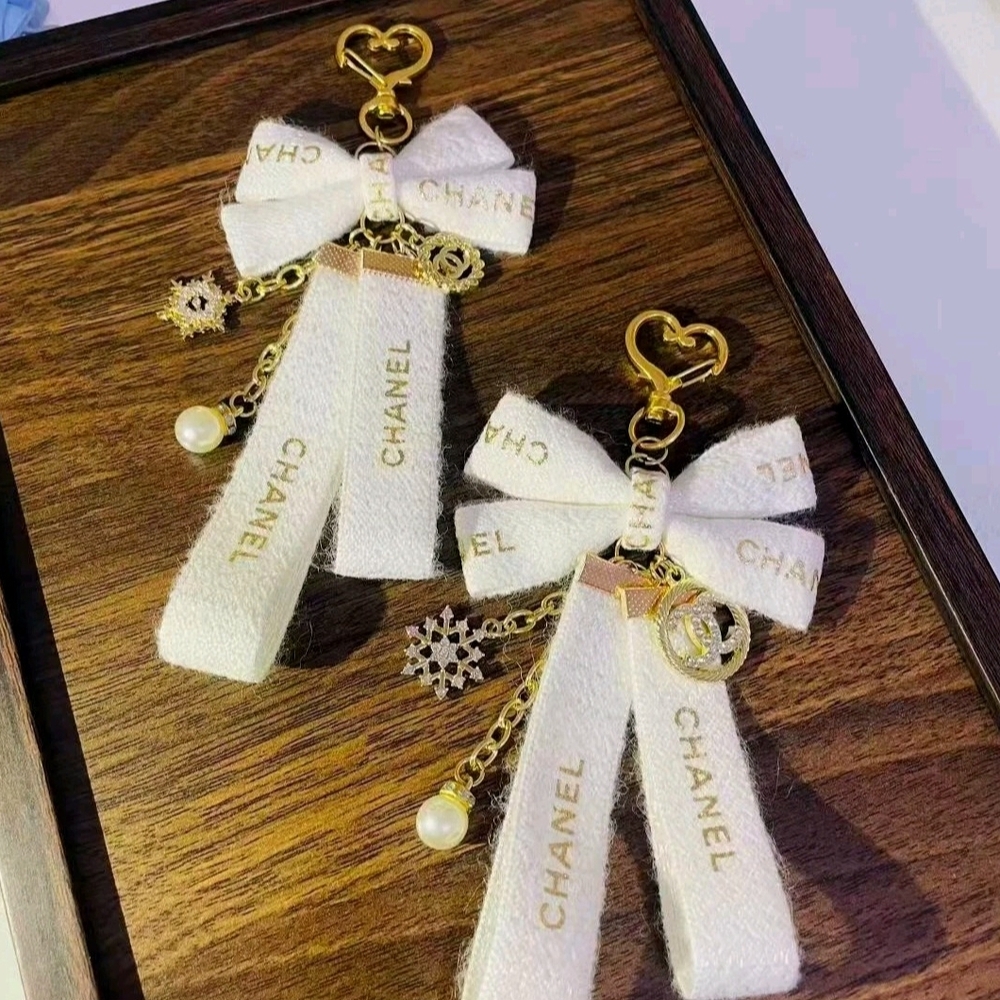 CHANEL Ribbon Bow Bag Charm Keychain Gold Heart Clasp Pearl CC Logo White Gift - Picture 2 of 3